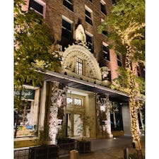 大阪　ダイビル本館

昔のビルの低層部のファサードを
再現して建て替えられたビル
パン屋、イタリアン、カフェなどの
名店も入っていて
旧ヤム邸のカレーは絶品