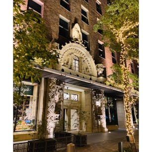 大阪　ダイビル本館

昔のビルの低層部のファサードを
再現して建て替えられたビル
パン屋、イタリアン、カフェなどの
名店も入っていて
旧ヤム邸のカレーは絶品