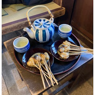 京都　
あぶり餅本家根元かざりや
きな粉をまぶしたお餅に
甘めの白味噌だれが
最高に美味しかった