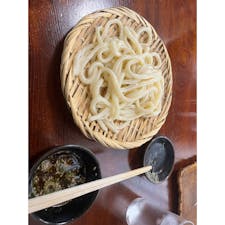 倉敷水島のなか浦でうどん食べて来ました。冷たいうどんと暖かいうどんをセットで食べるのが流儀のようです。
たいへん美味しいうどんです。