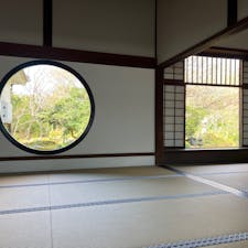源光庵の悟りの窓迷いの窓
右手の窓が
「迷いの窓」は四角い窓に「人間の生涯」を象徴し、生老病死（しょうろうびょうし）、愛別離苦（あいべつりく）、怨憎会苦（おんぞうえく）、求不得苦（ぐふとくく）、五蘊盛苦（ごうんじょうく）の四苦八苦を顕わしているといわれています。
左手の窓が
「悟りの窓」は円い窓に「禅と円通」の心を表し、ありのままの自然な姿、清らかで偏見のない姿、悟りの境地を教える窓といわれています。

#サント船長の写真#源光庵#悟りの窓迷いの窓#血天井