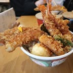 金子屋 吉祥寺店 / Tokyo

吉祥寺で行列ができる人気の天ぷら屋さん。1Fでは天ぷら、2Fでは本格的な江戸前天丼を食べられます。天丼は松（穴子）、竹（白身魚）、梅（舞茸）の3種類あり、松の穴子天は丼からはみ出る大きさ！海老2匹とイカかき揚げ、海苔、しし唐、玉子ものって1,380円というリーズナブルな価格には驚きです♪
テーブルに用意されている食べ放題のガリごぼうもお箸が止まらない美味しさ。カラッとごま油で揚げられた天ぷらは少し甘いタレが絶妙で全く油っぽさを感じません。唐辛子、山椒、麻の実などを焙煎して調合された特製七味「醍醐味」もよく合います！リピーターが多く、行列ができるのも納得のお店です。

#tokyo #tokyorestaurant #kichijyoji #kanekoya #bluemoon