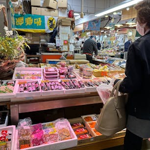 モーニングを探して秋田市民市場へ。
いぶりがっこやきりたんぽが買いですねぇ◎
市場内のどるず珈琲のスペシャリティコーヒーはとても美味しかったです！
何気に秋田、カフェが多くて、愛知県民嬉しいです！