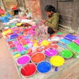 ネパール　ダルバール広場(パタン)
色粉売り。この日(3/6)はホーリー祭(水かけ祭)の日でした。いろんな色の粉や水をお互いにかけ合い、塗りたくるお祭りです。私たちもやられました。楽しかったです。