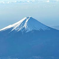 飛行機から見えた富士山！
上から見下ろす富士山も、迫力満点！

航空会社のサイトで、どっちの窓側から富士山が見られるか、事前にチェックもできますよ。

#富士山#Mt.FUJI#ANA#JAL