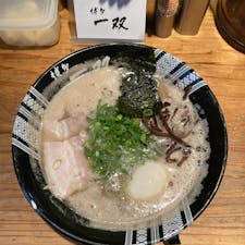 📍博多一双　祇園店
店の外まで豚骨臭くてしぬかと思った^_^
ファブリーズ（強力なやつ）必須！
泡のスープで結構軽め