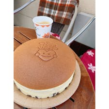 大阪【りくろーおじさんの店 (住之江公園店)】

念願のチーズケーキ🧀
大阪には何度も訪れているのに、初めていただきました‼︎
ワンホール食べきれるかなって思っていたけどペロリ。
チーズケーキの底部分に、レーズンが入っているのもよかったです♪