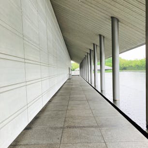 滋賀　佐川美術館

琵琶湖のほとり
自然と調和した水に浮かんでいる様な
美しい美術館