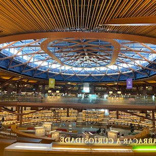 石川県立図書館。図書館の概念を覆すスタジアムのような内部でした。