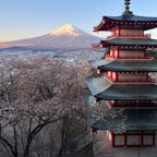 新倉富士浅間公園
「富士山」五重塔「忠霊塔」が一目に見ることができ此処が日本だ！と体感で来ます。海外からも大絶賛のスポットです。新倉山の中腹にあり、398段の階段を登るプチ登山の後に見る景色は一見の価値があります。
公園内には約650本の桜が植えられ、春にはさくらまつりは4月1日からです♪

#サント船長の写真　#五重塔