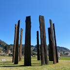石川県能登町にある真脇遺跡です。
特徴的な栗の木の柱を円形に並べて立てたものは、縄文時代にイルカ漁を行う儀式で使われていたものではないかと言われています。