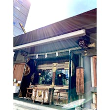 🌟東京都　港区🌟
芝大神宮

『強運（ごううん）』御守りが有名な神社です。

人気で入荷してもすぐ売り切れてしまうようです。

普段御守り買わないのですが、気になってダメ元で見てみるとあったので、迷わず購入😋

毎年ラッキーカラーで色が変わるとのことでした。
2種類あり、女性用と男性用があります。


★御朱印、おみくじあります。

★JR浜松町駅北口徒歩5分、都営地下鉄　大門駅A6出口徒歩1分、三田線　御成門駅A2出口徒歩5分