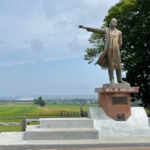 札幌・羊ヶ丘展望台といえば、クラーク像のイメージが強いのですが、夏になると美しいラベンダーを見ることができます！
絶景とともにラベンダーの香りも楽しみませんか？

#札幌 #羊ヶ丘展望台 #クラーク像 #少年よ大志を抱け #ラベンダー畑 #羊 #サトホーク