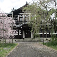 旧奈良県物産陳列所

旧奈良県物産陳列所は、明治35年（1902年）に奈良県特産品の展示即売場として建てられました。奈良公園の景観との調和を考えて、外観は飛鳥時代から鎌倉時代の和風建築様式を取り入れていますが、内部は洋風となっているそうです。

#サント船長の写真