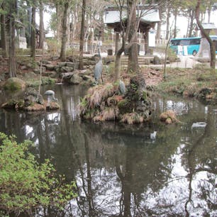 史跡　千尋の池

「千尋社周辺の千尋池は、諏訪大社下社の宝印で重要文化財の「売神祝ノ印（めがみはふりのいん）」が発見されたという伝説がある神池。
明治以降は人家の中に埋没したが、地元有志が復興会を組織し、家屋移転などを経て四十三年に復旧した。

#サント船長の写真