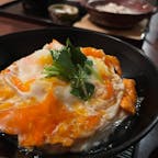 げんかい食堂 / Tokyo

新宿で90年超えの老舗鶏料理店「玄海」本店の水炊きをリーズナブルに楽しめる「げんかい食堂」。唯一無二の絶品親子丼と水炊きの小鍋のセット（2,400円）はボリュームもあってランチにおすすめ！
親子丼の鶏肉は炭火で焼いてあるので香ばしく、コラーゲンたっぷりの濃厚白湯スープは単独でずっと飲み続けられる美味しさです♪人気店なので予約必須です。

#tokyo #tokyorestaurant #genkaishokudou #genkai #shinjuku #bluemoon