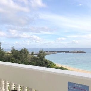 【モリマーリゾートホテル】
沖縄 読谷村

全室、海を見渡せる部屋。
部屋の中にはシステムキッチンもあり、リゾートホテルでありながらコンドミニアムな機能もある。