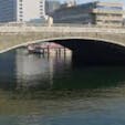 万国橋
万国橋は、神奈川県横浜市中区海岸通四・五丁目と新港一・二丁目の間の運河に架かるコンクリートアーチ橋。馬車道からつながる万国橋通りが橋上を通過する。現在の橋は1940年に完成した二代目である。 1991年には、かながわの橋100選に認定されている。

#サント船長の写真