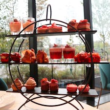 VMG CAFE 九段会館テラス / Tokyo

九段下駅徒歩1分、東京九段会館テラス5Fにある「VMG CAFE」の【ストロベリーアフタヌーンティー】セット（3,800円）。苺を使った味わい深いアフタヌーンメニュー10種と、シンガポール発のラグジュアリーティーブランドTWGの紅茶やコーヒーなどのドリンクメニュー14種を堪能できるアフタヌーンティーセットです。

苺を使ったセイボリーやスイーツは味のバランスも良く最後まで飽きずにいただけて、紅茶やコーヒーとの相性も◉。飲み物はオーダー制で、飲み物がなくなりそうなタイミングでスタッフさんが注文を聞きにきてくれます。

予約時に誕生日祝いで訪問と伝えると、スイーツプレートのサプライズサービスもあり、スタッフさんのスマートなサービスも素晴らしく、窓からの眺めも最高な本当に居心地の良い素敵なカフェです。

アフタヌーンティーセットの内容は季節ごとに変わるそうで、5月からの【Fresh Greenアフタヌーンティー】も気になります♪

#tokyo #tokyorestaurant #tokyosightseeing #vmgcafe #vmg_cafe_kudan #bluemoon