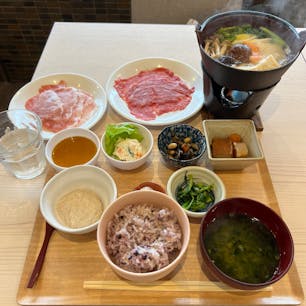 2023年3月26日(日)
BIOTOPIAマルシェ内にある和食レストラン 瑞穂ノ里
新鮮な地元の食材にこだわった健康鍋御膳を頂きました😋
栄養バランスのいいヘルシーランチでした👍

#健康鍋御膳 #足柄牛 #やまゆりポーク #瑞穂ノ里 #BIOTOPIA #足柄 #神奈川 #和食レストラン