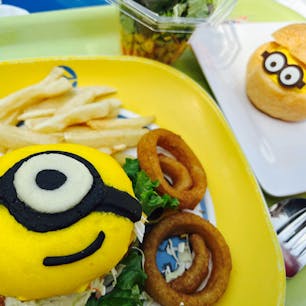 春休みのUSJはとことん混んでいて、自販機で水1本買うのに30分並びました！
キャラクターものの食べ物を食べるにも行列だったけど、きちんとオーガナイズされていたので、待つ時間が不快ではありませんでした。さすがUSJ！