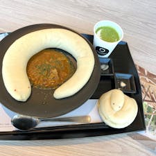 金運の神様として人気の金蛇水（かなへびすい）神社。

近年では、御神体が蛇であること、藤棚があること、ファンが描いたキャラクターの絵馬があることなどから、『鬼滅の刃』ファンも訪れているようです。

カフェやギャラリー、ギフトショップもある最新の神社で、花手水も見事。

カフェでは、インパクト大なカレーや白蛇パンなども頂けます。



#金蛇水神社 #宮城県 #岩沼市 #olive