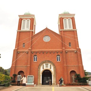 長崎県の浦上天主堂は、1945年の原爆によって倒壊しましたが、1959年に鉄骨コンクリートで再建、さらに1980年には赤レンガ造りの外装に改装されました。

敷地の庭園や展示室では、原爆の傷痕を伺い知ることができます。



#長崎県 #浦上天主堂 #olive