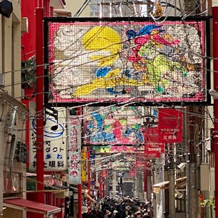 長崎観光で一番困ったこと。

夕方からのナイトツアーに参加するため、17時には夕食を取っておく予定でした。
中華街に行けば、いつでもなんでも食べられると思い込んでいました。

甘かった。中華街は午後休みをとり、18時以降じゃないと開店しない店がほとんど。

①混雑時の長崎中華街、道路が見えないほど混雑。
②閑散とした長崎中華街。
ファストフードのお店を見つけて、③④飲茶と長崎名物ハトシをつまんで、飢えを凌ぐ事態に。
皆さま、リサーチは大事！


#長崎県 #長崎中華街 #olive