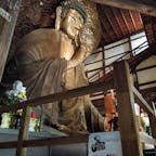 高さが13.6mあり、日本三大仏の一つにも数えられる「岐阜大仏」。岐阜市の金華山麓の正法寺にあります。

竹材や粘土で形を造り、漆と金箔で仕上げた乾漆造の大仏は、とても優しい表情をしており、しばらく眺めていると、心が癒されます。

大仏殿は、奈良の東大寺と比べると小ぢんまりとしていますが、独特の形が面白いです。