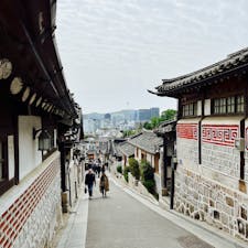 ソウル・北村韓屋村
伝統的な家屋が残された景観地区です。遠くにはソウルタワーも見えます。