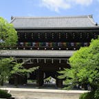 京都知恩院の三門

元和7年（1621）、徳川2代将軍秀忠公の命を受け建立されました。 構造は五間三戸・二階二重門・入母屋造本瓦葺（いりもやづくりほんがわらぶき）で、高さ24メートル、横幅50メートル、屋根瓦約7万枚。その構造・規模において、わが国最大級の木造の門で、外に掲げられている「華頂山」の額の大きさは畳2畳以上です。

一般には寺院の門を称して「山門」と書くのに対し、知恩院の門は、「三門」と書きます。
これは、「空門（くうもん）」「無相門（むそうもん）」「無願門（むがんもん）」という、悟りに通ずる三つの解脱の境地を表わす門（三解脱門：さんげだつもん）を意味しています。

#サント船長の写真　#知恩院