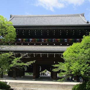 京都知恩院の三門

元和7年（1621）、徳川2代将軍秀忠公の命を受け建立されました。 構造は五間三戸・二階二重門・入母屋造本瓦葺（いりもやづくりほんがわらぶき）で、高さ24メートル、横幅50メートル、屋根瓦約7万枚。その構造・規模において、わが国最大級の木造の門で、外に掲げられている「華頂山」の額の大きさは畳2畳以上です。

一般には寺院の門を称して「山門」と書くのに対し、知恩院の門は、「三門」と書きます。
これは、「空門（くうもん）」「無相門（むそうもん）」「無願門（むがんもん）」という、悟りに通ずる三つの解脱の境地を表わす門（三解脱門：さんげだつもん）を意味しています。

#サント船長の写真　#知恩院　#京都三大山門