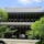 京都知恩院の三門

元和7年（1621）、徳川2代将軍秀忠公の命を受け建立されました。 構造は五間三戸・二階二重門・入母屋造本瓦葺（いりもやづくりほんがわらぶき）で、高さ24メートル、横幅50メートル、屋根瓦約7万枚。その構造・規模において、わが国最大級の木造の門で、外に掲げられている「華頂山」の額の大きさは畳2畳以上です。

一般には寺院の門を称して「山門」と書くのに対し、知恩院の門は、「三門」と書きます。
これは、「空門（くうもん）」「無相門（むそうもん）」「無願門（むがんもん）」という、悟りに通ずる三つの解脱の境地を表わす門（三解脱門：さんげだつもん）を意味しています。

#サント船長の写真　#知恩院　#京都三大山門