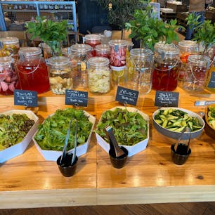 4月28日にリニューアルしたばかりのみんなみの里にある無印のカフェ。
地元の野菜たっぷりのビュッフェがとっても美味しかったです。特にさつまいものローストが絶品！なんどもお代わりしちゃいました。