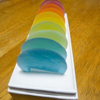 地下水が豊富なため、水の都とも呼ばれる岐阜県大垣市。その豊かな水を使って美味しい和菓子を製造販売するお店も多く、お菓子めぐりをする人も見られます。
私もお菓子を二つ買ってみました。一つ目は、御菓子つちやの「みずのいろ」。干錦玉という伝統的な和菓子を薄く仕上げた商品です。地元岐阜の素材由来の風味と色が楽しめます。こちらは基本的に予約販売となっており、商品はお店で受け取ります。
もう一つは、駅通り金蝶堂の「金蝶饅頭」です。こちらはお酒の香りがほんのり感じられる酒まんじゅうです。中はこし餡で甘さは控えめなので、食べやすいです。こちらのお店には、夏にうれしい水まんじゅうもあります。