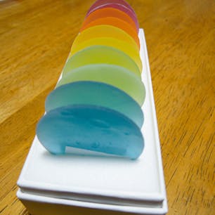 地下水が豊富なため、水の都とも呼ばれる岐阜県大垣市。その豊かな水を使って美味しい和菓子を製造販売するお店も多く、お菓子めぐりをする人も見られます。

私もお菓子を二つ買ってみました。一つ目は、御菓子つちやの「みずのいろ」。干錦玉という伝統的な和菓子を薄く仕上げた商品です。地元岐阜の素材由来の風味と色が楽しめます。こちらは基本的に予約販売となっており、商品はお店で受け取ります。

もう一つは、駅通り金蝶堂の「金蝶饅頭」です。こちらはお酒の香りがほんのり感じられる酒まんじゅうです。中はこし餡で甘さは控えめなので、食べやすいです。こちらのお店には、夏にうれしい水まんじゅうもあります。