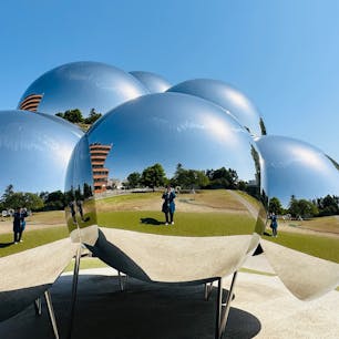 数年振りに金沢21世紀美術館へ。
めちゃめちゃすごい人だったので、無料エリアを楽しみました。
外のオブジェはどれも好きだなぁ。
色と色の重なり。色の三原色。
ぁ、プールに行くの忘れてしまいました。