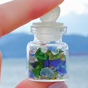 長崎空港から空港線の一本道を市内に向かう途中、右手にあるのが、ガラスの砂浜。

水質が低下していた大村湾の環境改善のために、リサイクルのシーグラスで人工的に砂浜が作られました。

あいにくのお天気で、ご覧の通りなんの変哲もない海岸にみえますが、近づいてみると、カラフルで細かいシーグラスがキラキラしています。
ちなみにシーグラスの持ち出しは禁止です。



#長崎県 #大村湾 #ガラスの砂浜 #olive