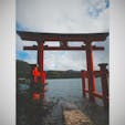 箱根神社
芦ノ湖へと続く道がまた幻想的に感じた。鳥居は湖の方を向いているのでいつかそちら側からも見てみたいと感じた。