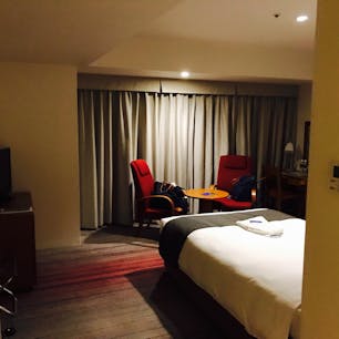 2018年7月宿泊。

新幹線 小倉駅直結。
ちょうど良い部屋の広さと駅からの近さでかなり便利なので、
小倉にいくときはたいていお世話になっております。

夜中になると、2階駅から直結口がしまり、1階ロビーまで大回りしないとならないので、駅ビルで遅くまで飲んでるときはご注意を。