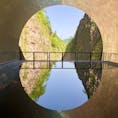 [2018/04]
新潟県、清津峡。
トンネル最奥に、ドーム状のアルミ(みたいな)天井、下には薄ーく張った水鏡で、写真のような空間を創り出している。