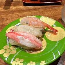 金沢に来たのなら、やっぱりお寿司！！
1人でも気軽に入れる回転寿司を探して…
12時少し前に訪れたら、並ばずに入ることができました◎
日本酒と共に…最高♪
やはり違いますね！美味しくてするする食べれちゃいます。お酒も飲んで、3000円弱のお昼ごはんとなりました。
タッチパネルなのも利用しやすかったです。


まわる寿し もりもり寿し 片町店