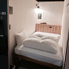 金沢での宿は簡易宿泊施設。キャビネットタイプだけど、上下ではなく左右に区切られているタイプだったので快適でした◎
シェアキッチンやオフィスもある模様。
ロビーではくつろいだり、ビリヤードや卓球台もおいてありました。
屋上ではバーベキュープランもあるし、キャンプしている気分になれるかもです。
立地も良くて、なかなか良かったです。
ツインとかで個室タイプもあるみたい。
ココットという建物の中にありました。


エイトポイントイン金沢
石川県金沢市竪町４５−２