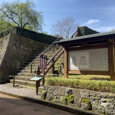 駅から5分、すぐわかります
天守はないですが福井地震で歪んだ石垣は残されてます
御城印は県庁内通り抜けた先から歩いて5分ほどのとこにある歴史博物館受付で頂けました