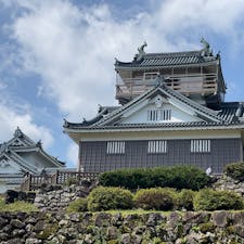 福井駅から九頭竜線で越前大野駅へ…とにかく本数少ないです
越前大野駅からまちなか周遊バスで大野城の最寄りバス停、結ステーションまではすぐ…ですがこれも本数少なめ
最寄りバス停からは軽い山登りで20～30分、帰りは電車もないので駅で時間を潰して福井駅までバスで帰宅になりますよ