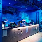 大阪府泉佐野市にある「変なホテル関西空港」は、関西空港にほど近い宿泊施設。チェックインは、他の系列ホテルと同様にロボットが接客してくれます。

こちらは、温泉施設「アクアイグニス関西空港　泉州温泉」を併設しているのも特徴です。オーシャンビューの大浴場での入浴は、とても気持ちが良いです。和食レストランもあり、海を眺めながら夕食、朝食がいただけます。