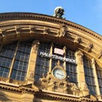 ヨーロッパ最大級のターミナル駅
【Frankfurt am Main Hauptbahnhof 　フランクフルト中央駅】

フランクフルト観光エリアの一番西にあリ、ヨーロッパ交通の主要ハブ、ドイツの中で最も利用者の多いターミナル駅として知られています。

個人旅行でフランクフルトを訪れる方も、空港からは 長距離高速列車ICE に乗り、この駅に降り立つことになります。

歴史を感じる建物全体の雰囲気を味わうために、特に電車に乗る目的がなくても、見に訪れる価値はあります。