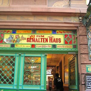 ドイツ・フランクフルトの【Sachsenhausen Frankfurt ザクセンハウゼン地区】でApfelwein（りんご酒）を飲む！

ザクセンハウゼン地区ではビールよりもApfelwein（りんご酒）を昼から飲んでいる人の方が多い。

フランクフルトの名物 Rippchen（リップヒェン）も合わせて食べたい。