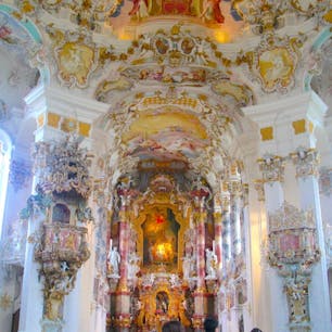 【ヴィースの巡礼教会（Wieskirche）】
南ドイツはロマンティック街道 にある「シュタインガーデン (Steingaden) 」という町の外れにある。

のんびりと草を食べている牛がいる田舎風景の中にある教会で、外見は煉瓦色の屋根に白い壁のとてもシンプルな装飾。

でも、中はロココ調の煌びやかな装飾でそのギャップに驚かされる。

「天から降ってきた宝石」と言われる天井画も必見。
