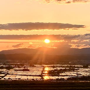 喜多方市の高台にある恋人坂。

飯豊連峰や会津盆地の田園風景が目の前に広がり、田植え時期には水田が黄金に輝きます。




#喜多方市 #恋人坂 #夕陽スポット #olive #福島県
